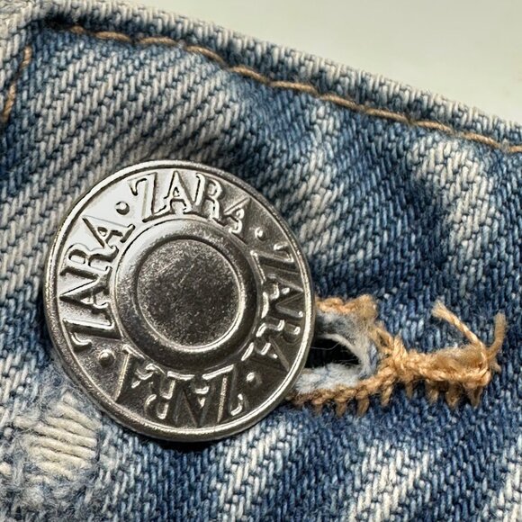 High-Waisted Distressed Button Up Denim Shorts Frayed Hem Zara Size 6 Beach - Picture 4 of 7